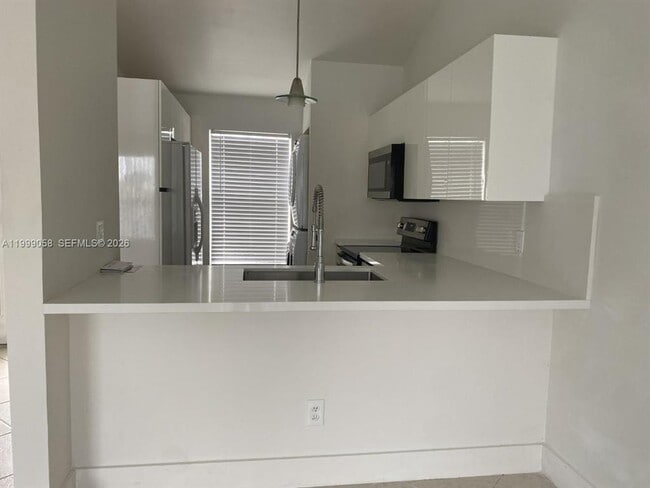 271 SE 8th St in Hallandale Beach, FL - Building Photo - Building Photo