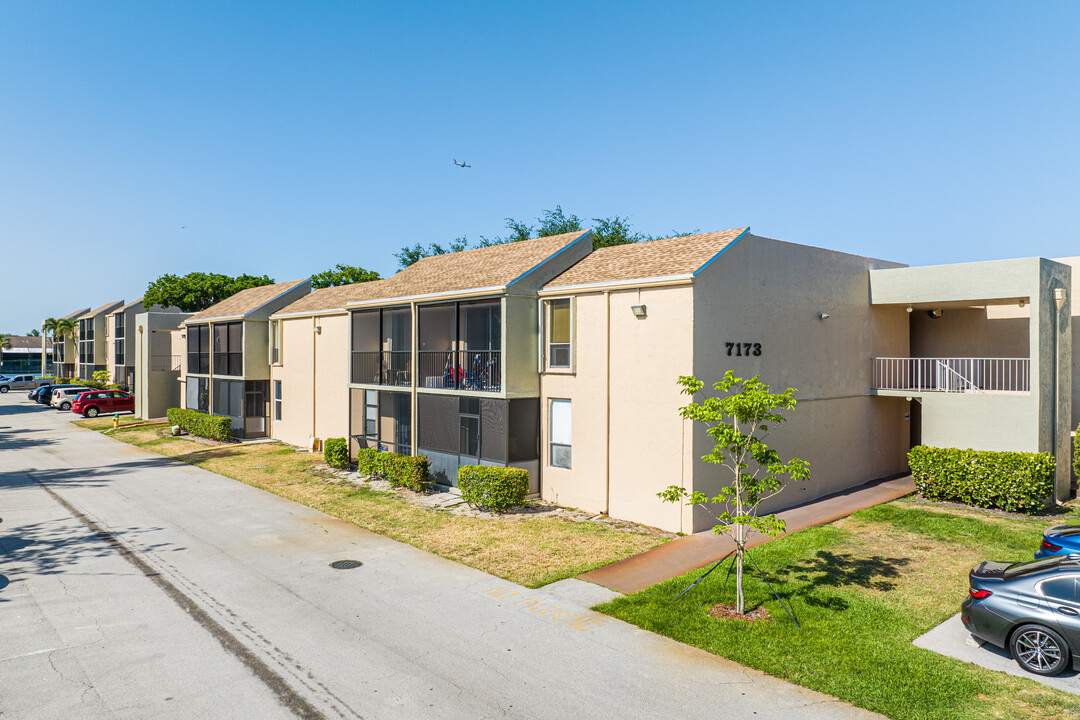 Country Pines in Davie, FL - Building Photo