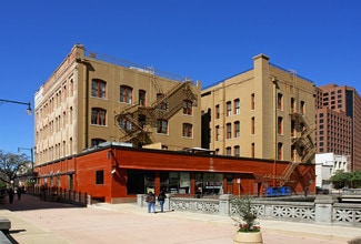 Main Plaza Apartments in San Antonio, TX - Foto de edificio - Building Photo