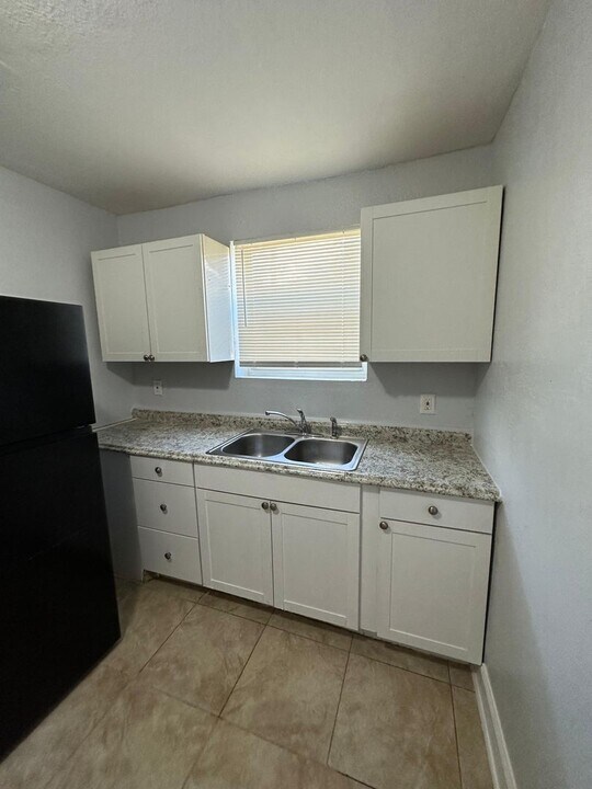 1024 8th St W in Jacksonville, FL - Foto de edificio