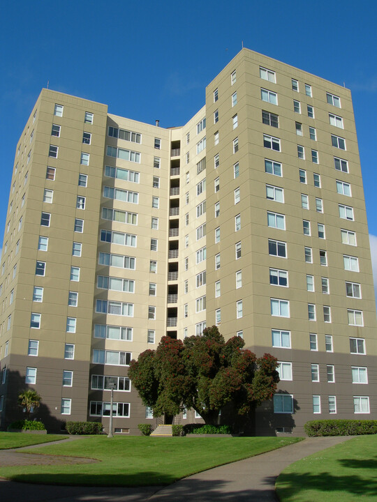 405 Serrano Drive in San Francisco, CA - Building Photo