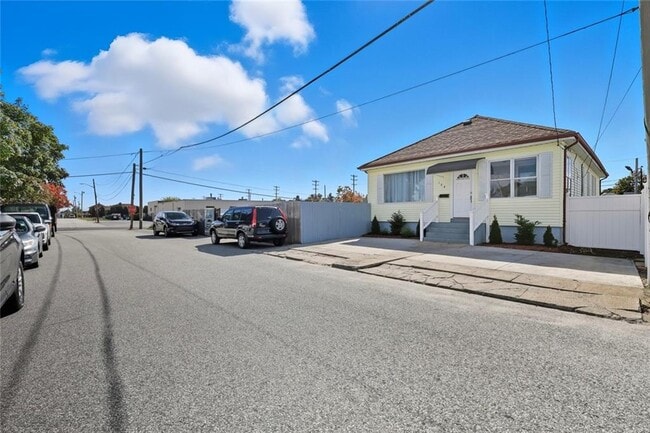 134 Flint Ave in Cranston, RI - Building Photo - Building Photo