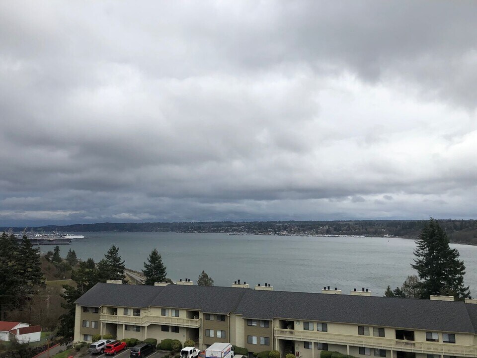 1725 W Sunn Fjord Ln in Bremerton, WA - Building Photo