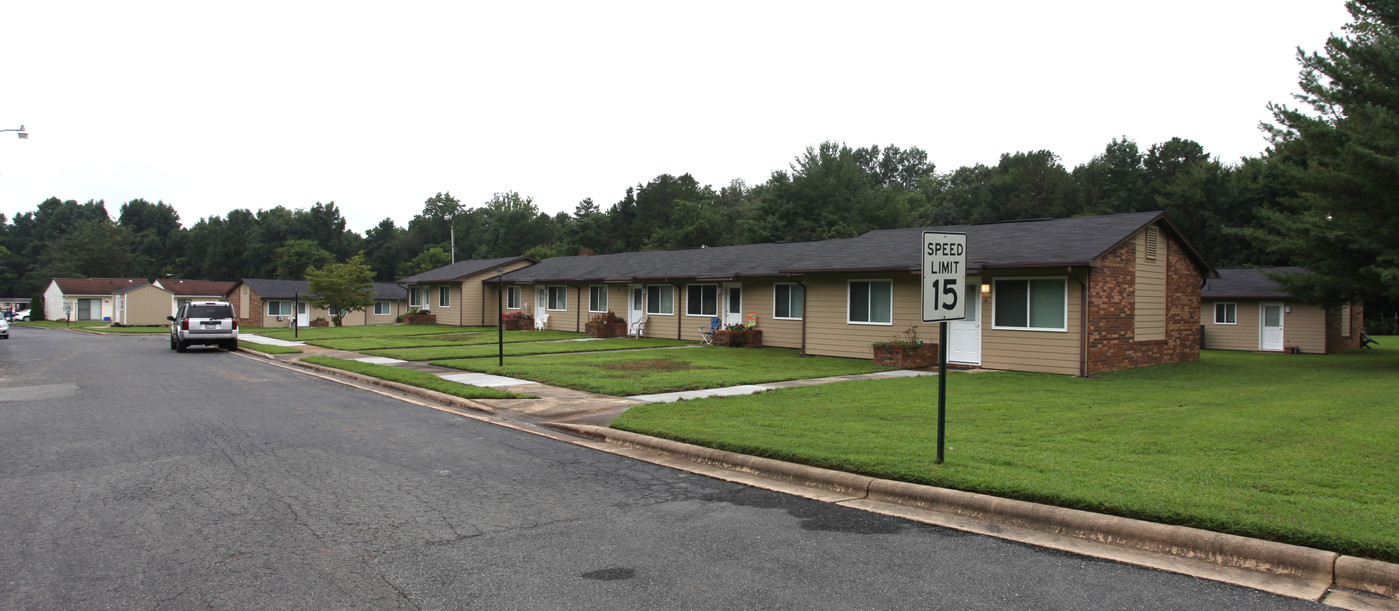 Azalea Circle in Gibsonville, NC - Building Photo