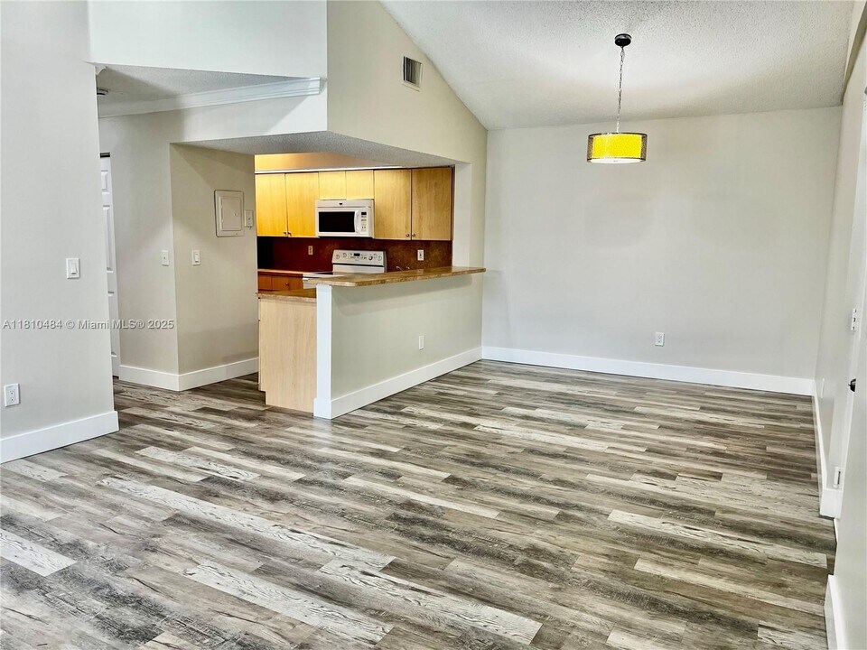 18850 NW 57th Ave in Hialeah, FL - Building Photo