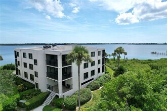 9612 Riverside Dr, Unit 102 in Sebastian, FL - Foto de edificio - Building Photo