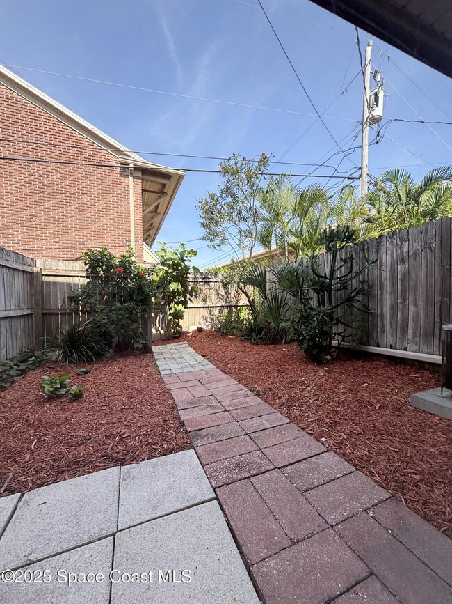 112 E Colonial Ct in Indian Harbour Beach, FL - Building Photo - Building Photo