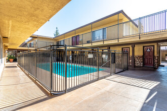 Summit Walk Apartments in Ontario, CA - Building Photo - Building Photo