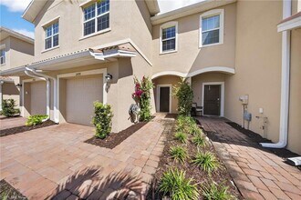 2898 Blossom Wy in Naples, FL - Foto de edificio - Building Photo