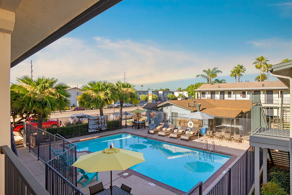 Mesa Village in San Diego, CA - Foto de edificio