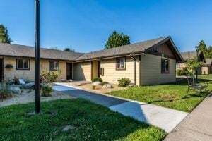 220 Holiday Ln in Talent, OR - Building Photo - Building Photo