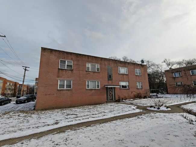 property at 2437 W Balmoral Ave