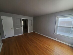 5246 N 27th St in Milwaukee, WI - Foto de edificio - Building Photo