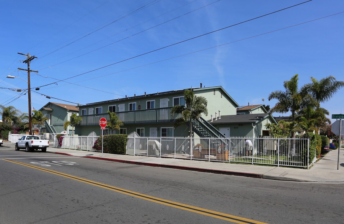 343-347 Grant St in Oceanside, CA - Building Photo