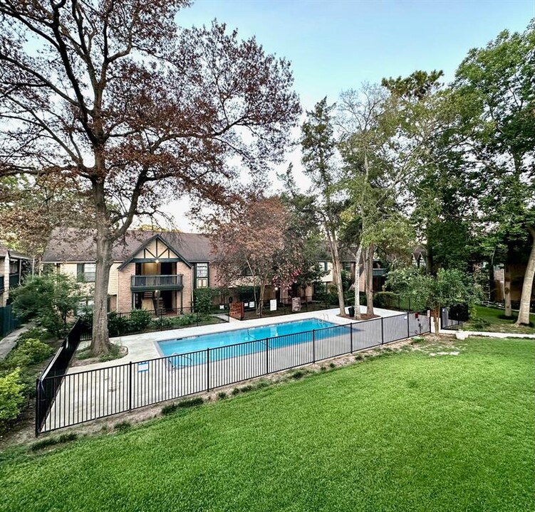 8229 Kingsbrook Rd in Houston, TX - Building Photo