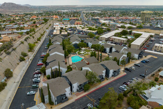 DESERT PEAKS in El Paso, TX - Foto de edificio - Building Photo