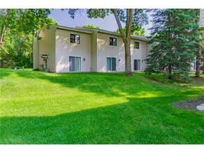17494 Pond Cir in Eden Prairie, MN - Building Photo - Building Photo