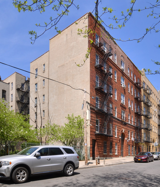 2075 Mohegan Ave in Bronx, NY - Building Photo