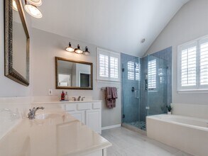 1159 Enclave Square E in Houston, TX - Building Photo - Building Photo