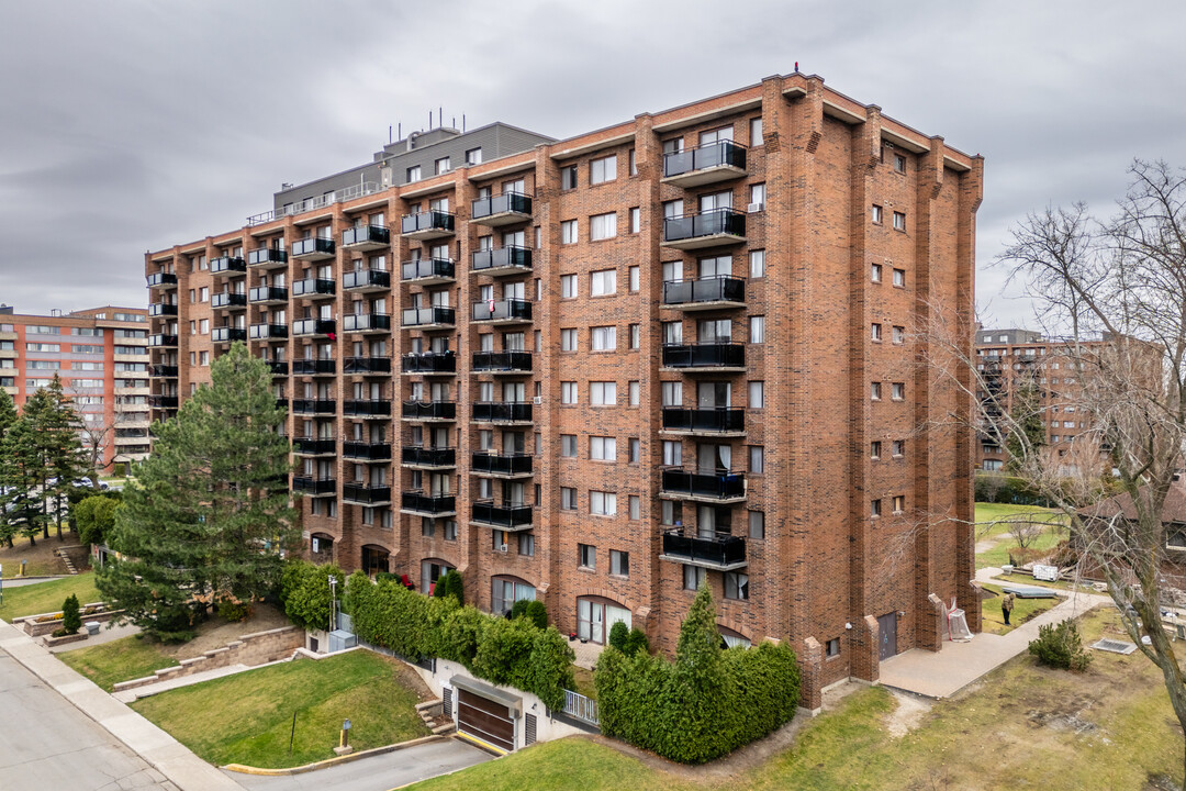 Complexe Southwest One in Pointe-claire, QC - Building Photo