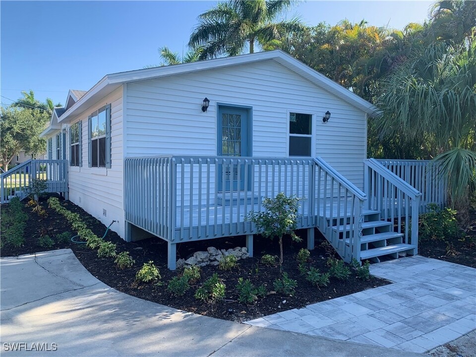 1259 8th Ave N in Naples, FL - Building Photo