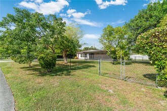 10621 SW 111th St in Miami, FL - Building Photo - Building Photo