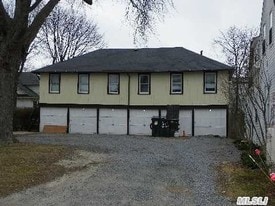 22 Lawrence Ave in Bay Shore, NY - Building Photo