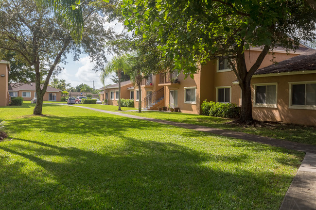 Winchester Gardens in Homestead, FL - Building Photo - Building Photo