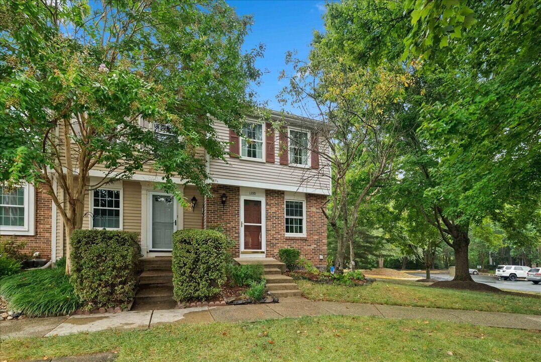12110 Purple Sage Ct in Reston, VA - Building Photo