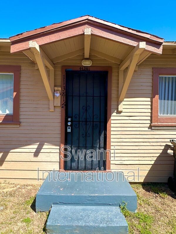 property at 1138 1/2 N Blinn Ave