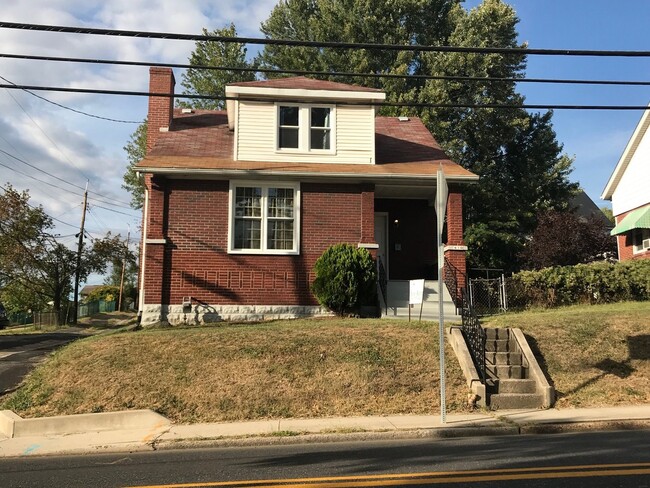 property at 610 E Oldtown Rd