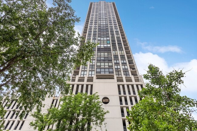 property at 1122 N Clark St