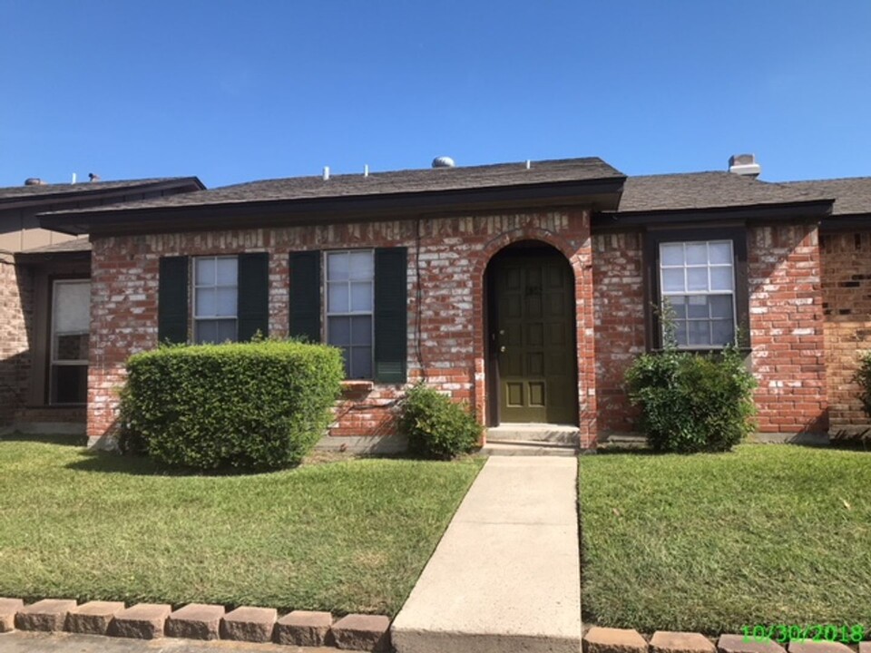 1517 Barcelona Way Dr in Baytown, TX - Building Photo