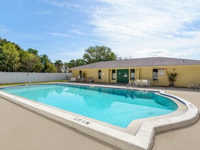 4845 Rilma Ave, Unit 124 in Sarasota, FL - Building Photo - Building Photo