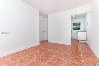 1245 NW 60th St-Unit -4 in Miami, FL - Foto de edificio - Building Photo