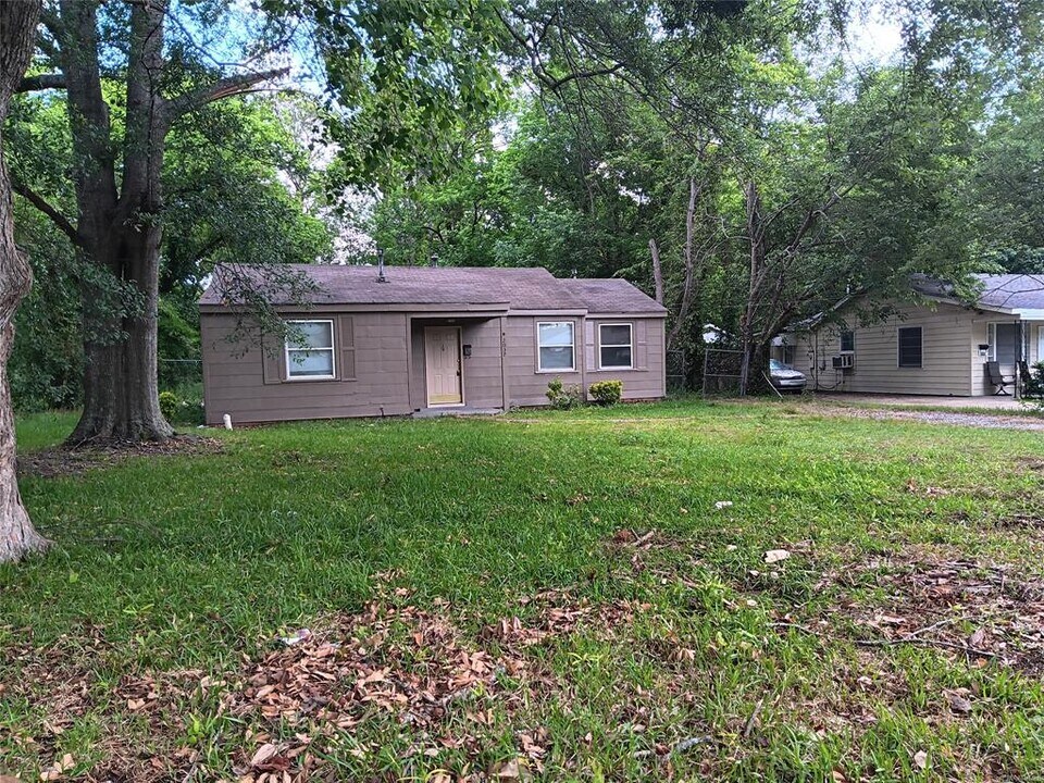2037 Mona Lisa Dr in Montgomery, AL - Building Photo