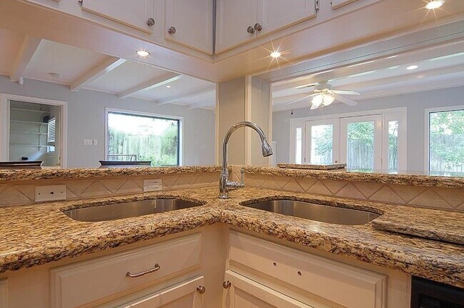 8615 Ferris Dr in Houston, TX - Foto de edificio - Building Photo