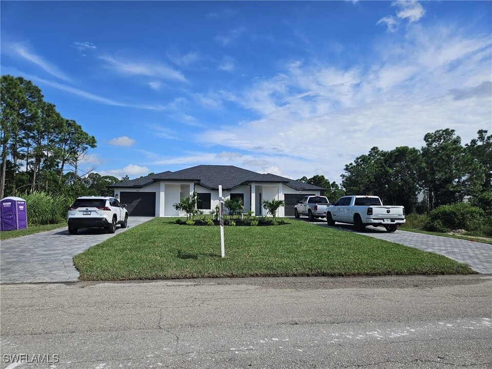 719 Eisenhower Blvd in Lehigh Acres, FL - Building Photo