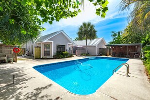 301 Cypress St in Destin, FL - Building Photo
