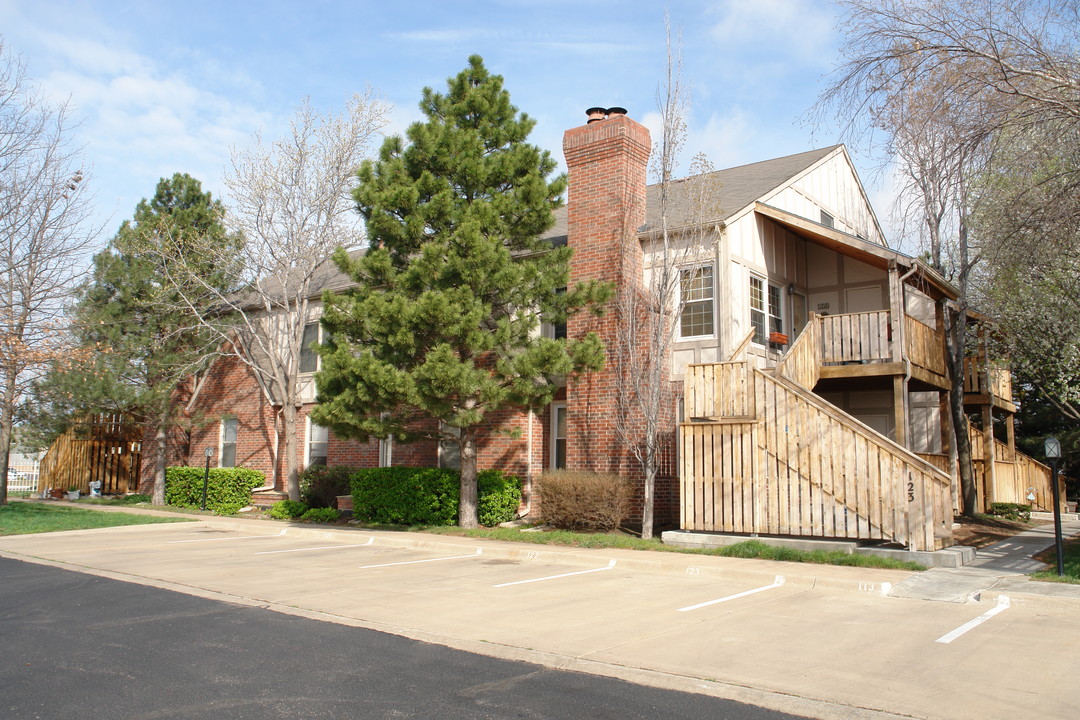 1352 S Webb Rd in Wichita, KS - Building Photo