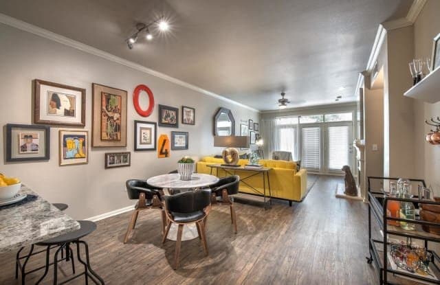 7927 Forest Ln, Unit 1007 in Dallas, TX - Foto de edificio - Building Photo