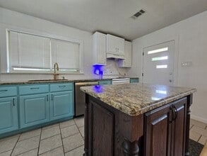 444 E Pennsylvania St in Van, TX - Building Photo - Building Photo