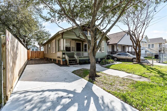 3711 Avenue L in Galveston, TX - Foto de edificio - Building Photo