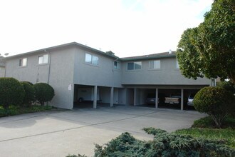 Hillcrest Manor in Marina, CA - Foto de edificio - Building Photo