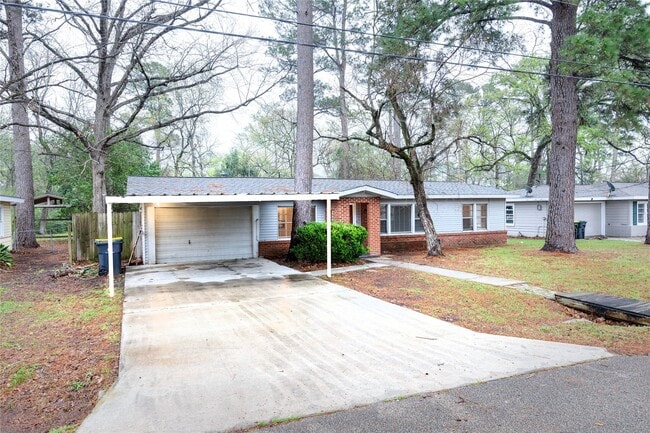 304 Harris Blvd in Conroe, TX - Building Photo - Building Photo