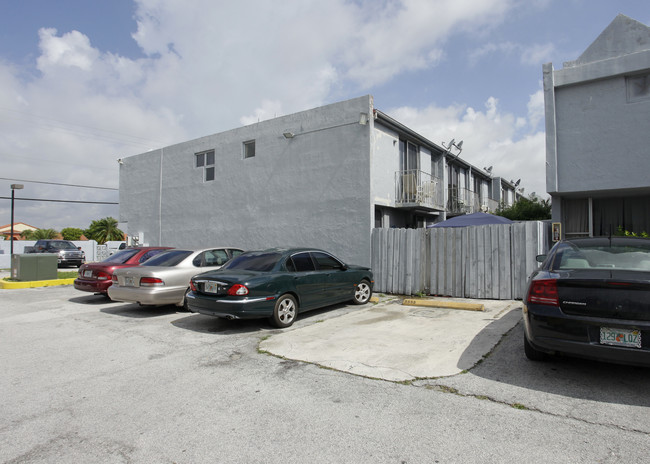 Lagomar at Lake Belle in Hialeah, FL - Building Photo - Building Photo