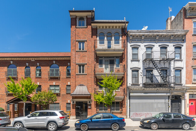 209 Meserole St in Brooklyn, NY - Building Photo - Building Photo