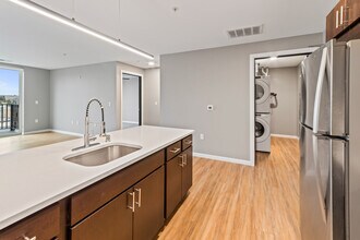 8041 W Bluemound Rd in Milwaukee, WI - Foto de edificio - Building Photo