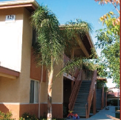 121 E Bunny Ave in Santa Maria, CA - Foto de edificio - Building Photo