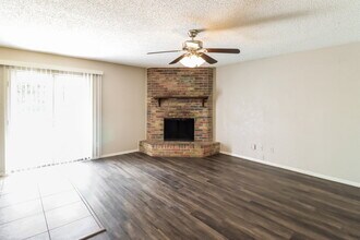 521 Annapolis Dr in Fort Worth, TX - Foto de edificio - Building Photo